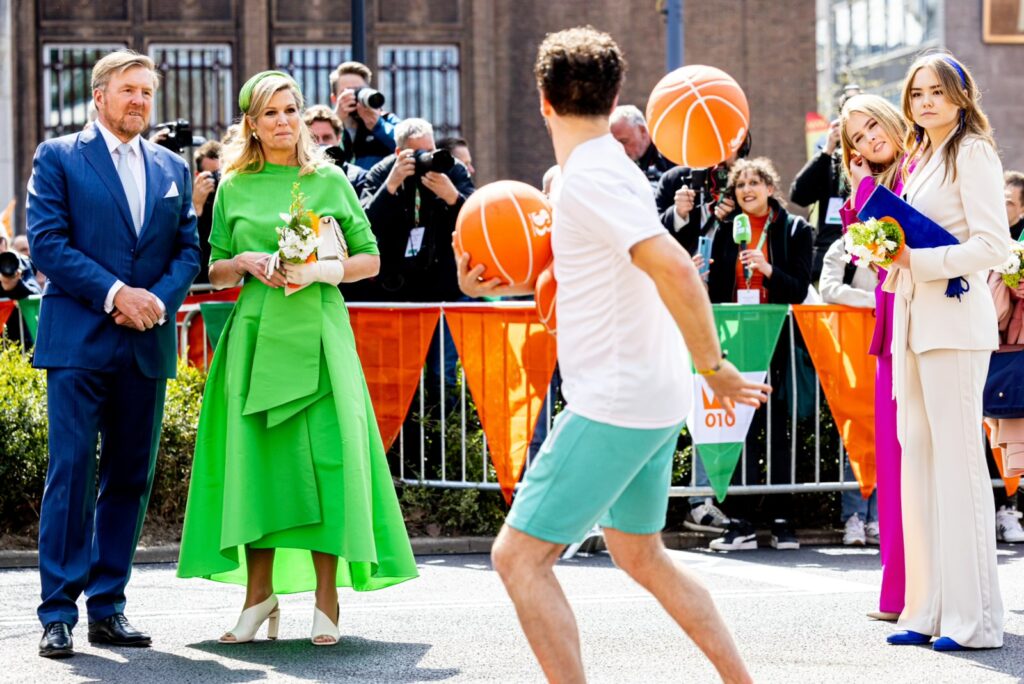 Showcase basketball treed op voor het 10e jaar koningsdag in rotterdam voor de koninklijke familie