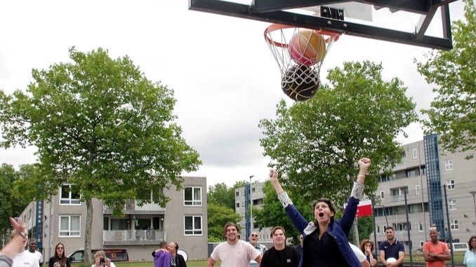 Interactieve sport openingen van het basketball court in rotterdam de Esch