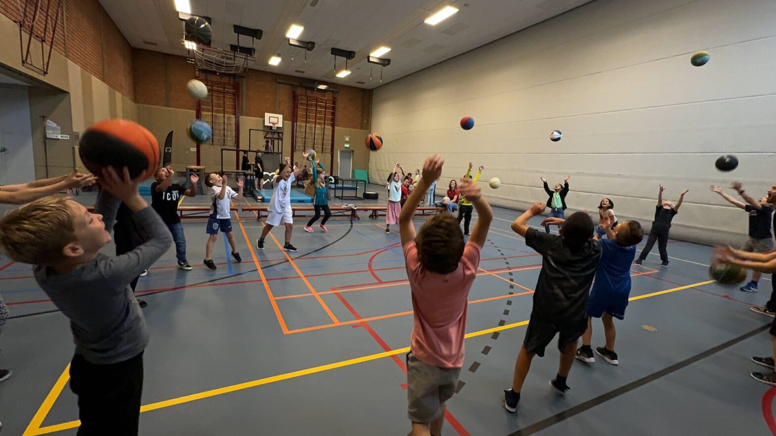 Alle ballen in de lucht in nijmegen kansrijke buurt door showcase basketball