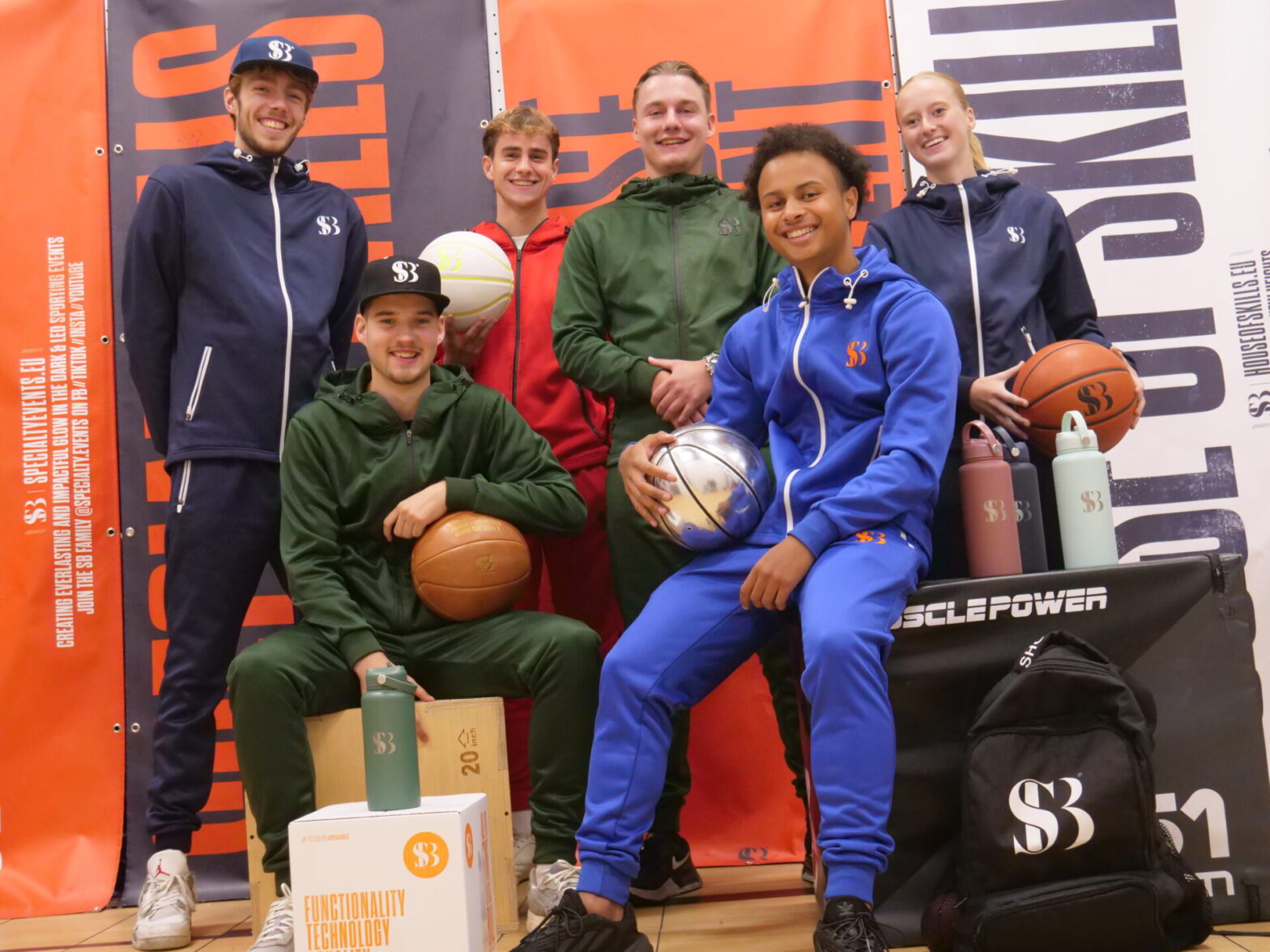 teamplayers groepsfoto met showcase basketball en special balls gear