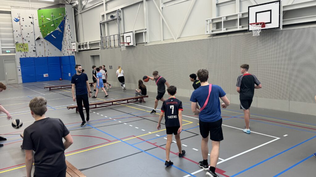 3x3 basketbal plus freestyle op Pax Christi College Gorinchem lustrum viering verzorgd door showcase basketball