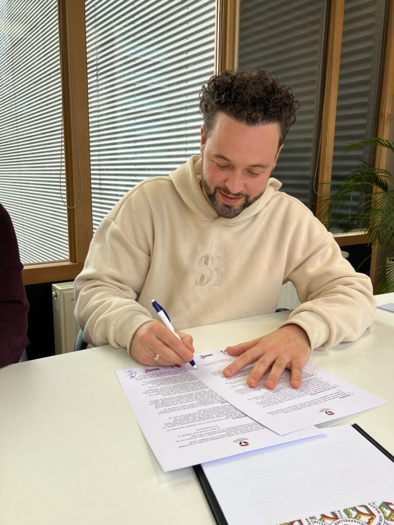 Officieel ondertekening van showcase basketball bij thorbecke talentschool