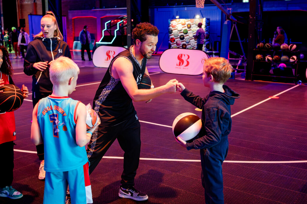 INTERACTIE MET SHOWCASE BASKETBALL OP URBAN CULTURE FESTIVAL