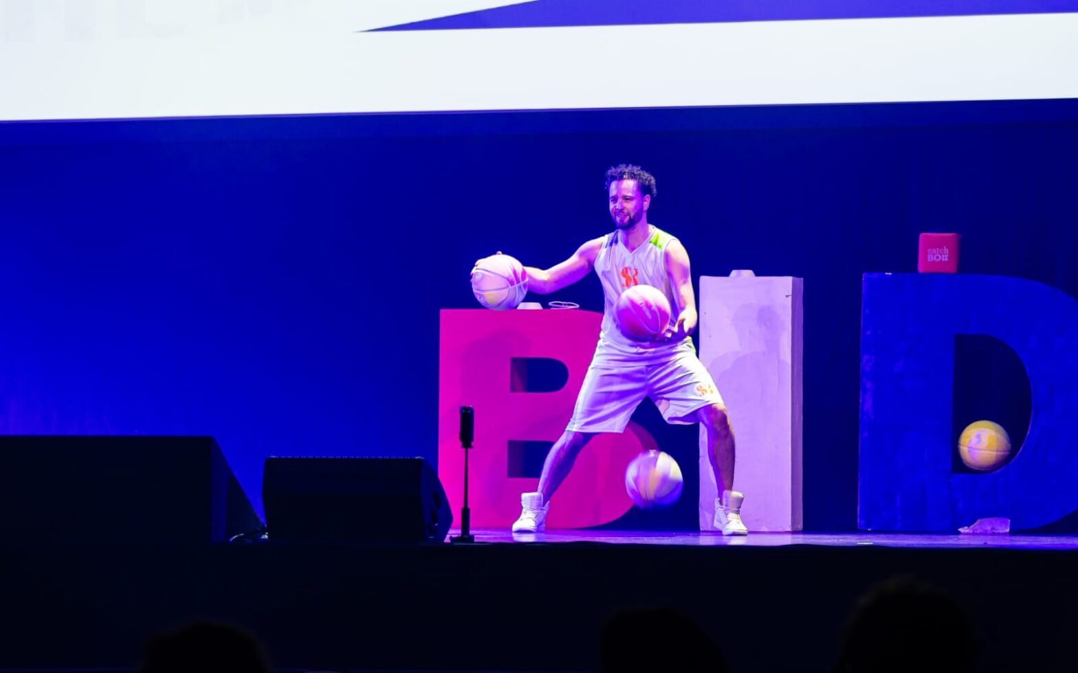 actie drie ball dribbel sunglass spin showcase basketball on big improvement day 2025