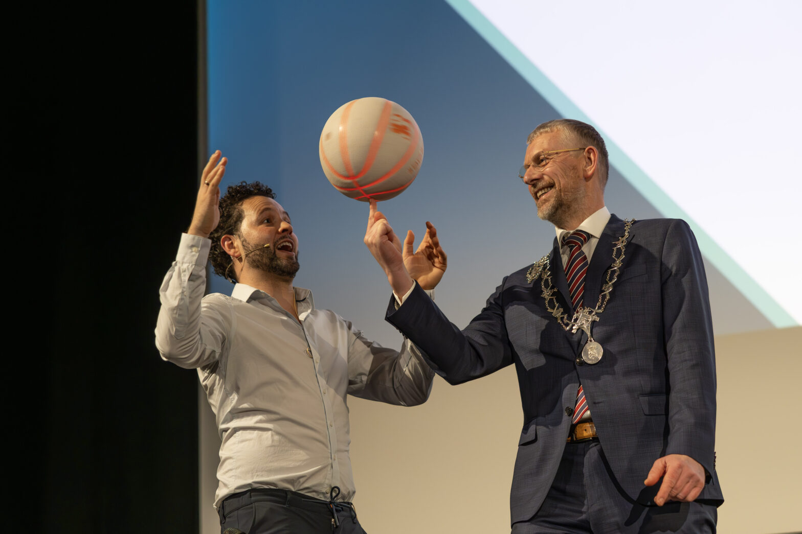 SHOWCASE BASKETBALL GALDINO HAIME MET JAN DE BOER OP SPORTGALA DEN HELDER