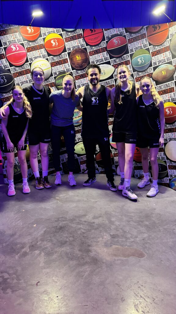 U14 meiden suns met showcase basketball