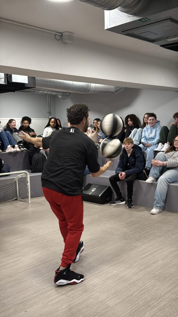 Double stack spin bij showcase basketball Swapgym rotterdam optreden voor kinderen om te inspireren