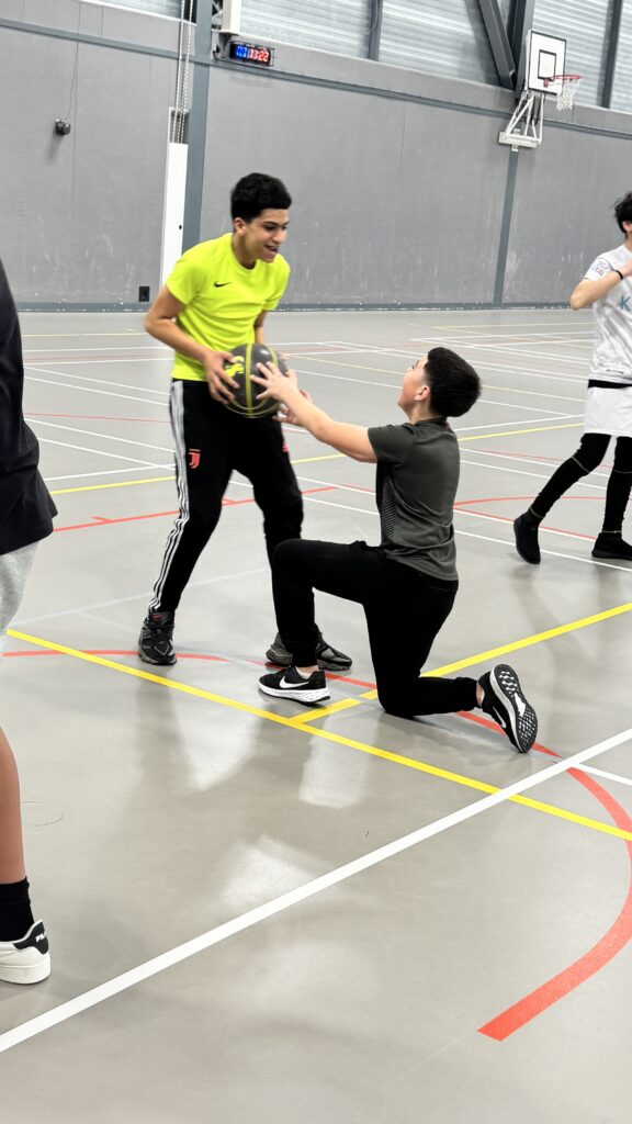 fun voor iedereen met de basketbal workshop van showcase basketball