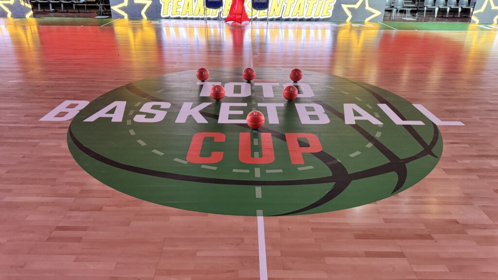 Showcase basketball en special balls bind e tot basketbal cup own the crown 2025