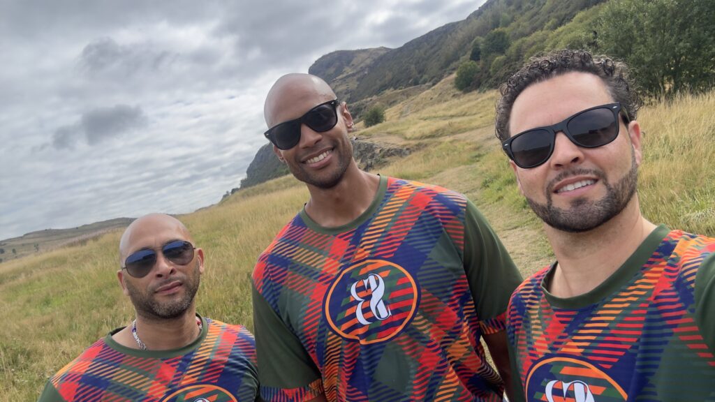 Vrienden showcase basketball op Arthur seat x special balls tracksuits